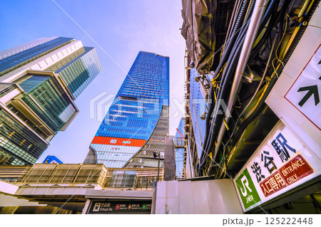 日本の東京都市景観 渋谷駅ハチ公改札新出入口や渋谷スクランブルスクエア、渋谷ヒカリエなどを望む 125222448