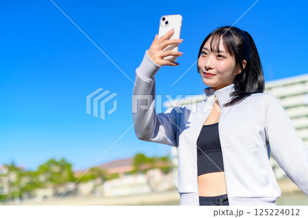 スマホを持つ手で自撮りするかわいい女性 セルフィー SNS 日常 映え スマホを持つ手で自撮りするかわいい女性 セルフィー SNS 日常 映え 125224012