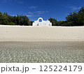 白い砂浜と青い海 125224179