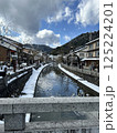 雪の降った朝の温泉街 125224201