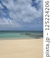 白い砂浜と青い海 125224206