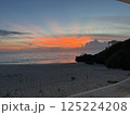 夕焼けに染まる海岸 125224208