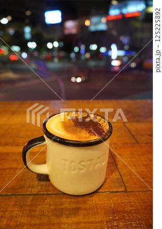 夜の街角のカフェでコーヒー 夜の街角のカフェでコーヒー 125225892