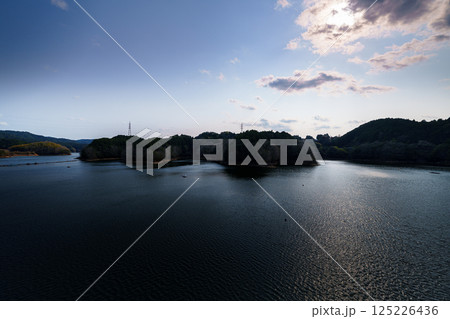 春の柔らかな日差しを受ける布目湖　奈良県奈良市布目ダムにて② 125226436