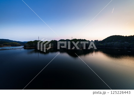 春の柔らかな日差しを受ける布目湖　奈良県奈良市布目ダムにて⑨ 125226443