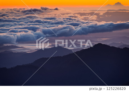 飯豊連峰・門内小屋から見る黎明の雲海 125226820