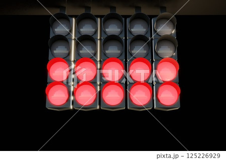 レース開始を示すオールレッドのシグナル表示 125226929