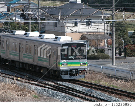 緑のラインが印象的な秩父鉄道7903(2015.3.30) 春模様の熊谷を颯爽と通過する 125226980
