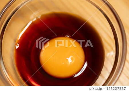 醤油に卵黄イメージ　(写真素材) 125227387
