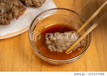 真いわしのつみれ揚げ箸あげイメージ (写真素材) 真いわしのつみれ揚げ箸あげイメージ (写真素材) 125227488