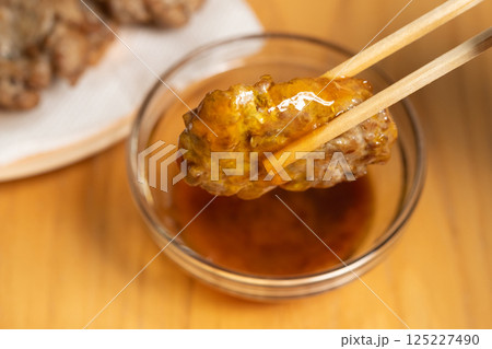 真いわしのつみれ揚げ箸あげイメージ　(写真素材) 125227490