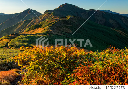 飯豊連峰・門内岳から見る朝の北股岳 125227978