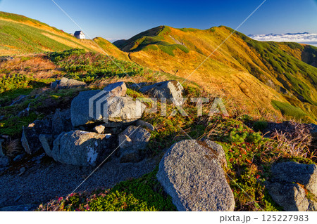 飯豊連峰・門内岳稜線から見る朝の門内小屋と北方稜線 125227983