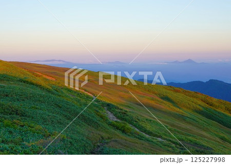 飯豊連峰の御西小屋からの夕陽と磐梯山 飯豊連峰の御西小屋からの夕陽と磐梯山 125227998