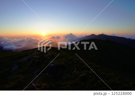 飯豊連峰の御西小屋からの夕陽 125228000