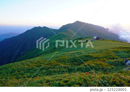 飯豊連峰の御西小屋と夕陽を浴びる大日岳 飯豊連峰の御西小屋と夕陽を浴びる大日岳 125228001
