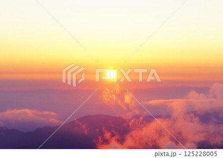 飯豊連峰の御西小屋からの夕陽 125228005