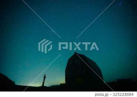 飯豊連峰の御西小屋からの星空 飯豊連峰の御西小屋からの星空 125228084