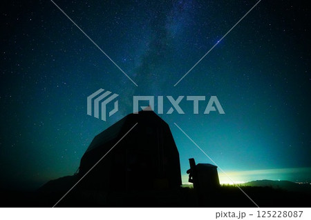 飯豊連峰の御西小屋からの星空と天の川 125228087