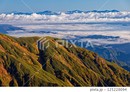 飯豊連峰・北股岳から見る秋色の梶川尾根と朝日連峰・鳥海山 125228094