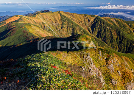 飯豊連峰・北股岳から見る門内岳・朳差岳と村上付近の日本海 125228097