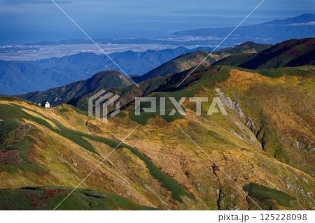飯豊連峰・北股岳から見る門内岳・朳差岳と村上付近の日本海 飯豊連峰・北股岳から見る門内岳・朳差岳と村上付近の日本海 125228098