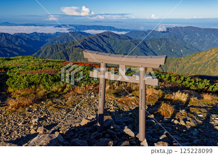 飯豊連峰・北股岳山頂の鳥居と朝の山並み 飯豊連峰・北股岳山頂の鳥居と朝の山並み 125228099