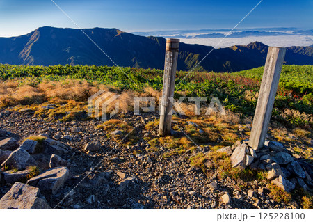 朝の飯豊連峰・北股岳山頂から見る大日岳 朝の飯豊連峰・北股岳山頂から見る大日岳 125228100