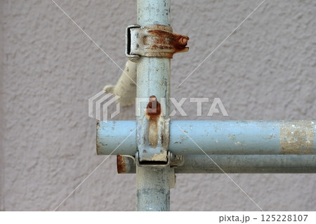 単管抱き足場のパイプとクランプ　イメージ 125228107