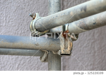 単管抱き足場のパイプとクランプ　イメージ 125228109