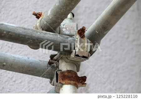 単管抱き足場のパイプとクランプ　イメージ 125228110