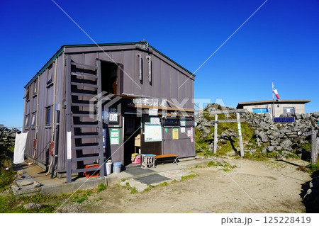 飯豊山の本山小屋 飯豊山の本山小屋 125228419