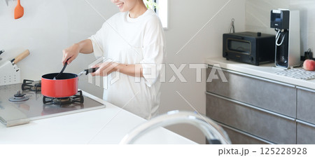 料理する女性 125228928
