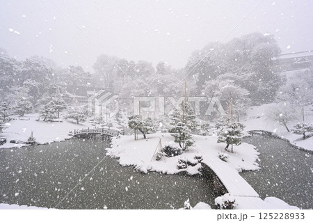 雪が降る美しい金沢城玉泉院丸庭園 125228933