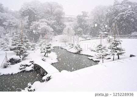 雪が降る美しい金沢城玉泉院丸庭園 125228936