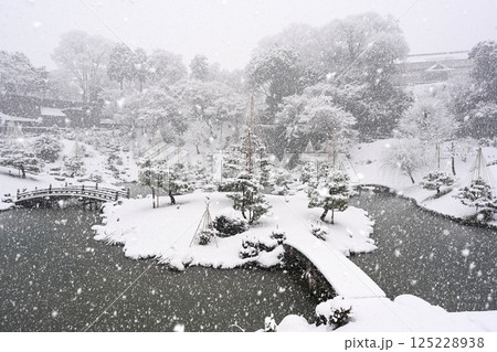 雪が降る美しい金沢城玉泉院丸庭園 雪が降る美しい金沢城玉泉院丸庭園 125228938