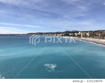 エメラルドブルーに輝く南仏ニースの海岸線と街並み 125229076