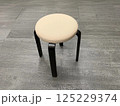 白いイスに黒い脚　グレーの床　横撮影 125229374