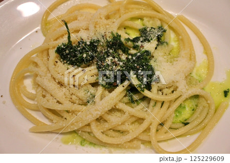 イタリア料理　シチリア風　ブカティーニ・アラ・カレッティエラ 125229609