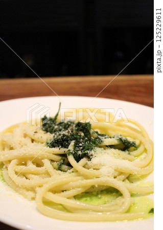 イタリア料理　シチリア風　ブカティーニ・アラ・カレッティエラ 125229611