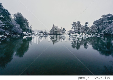 雪景色が美しい兼六園 125230159