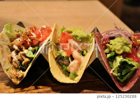 メキシコ料理　タコスセット（チキン、海老アボカド、ツナアボカド） 125230288
