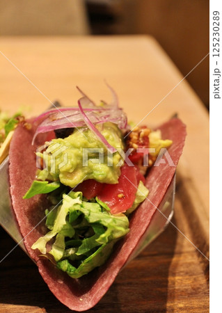 メキシコ料理 ツナとアボカドのタコス メキシコ料理 ツナとアボカドのタコス 125230289
