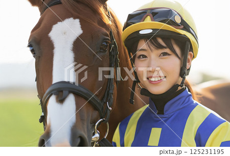 馬と女性騎手 125231195