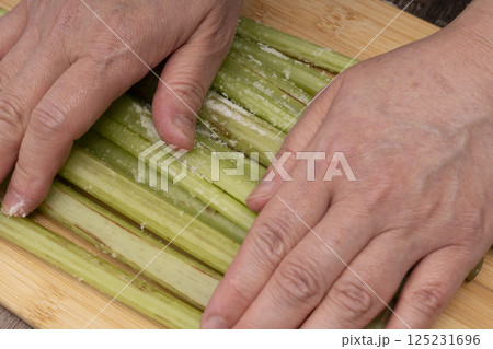ふきの下処理から土鍋でご飯を炊く工程 ふきの下処理から土鍋でご飯を炊く工程 125231696