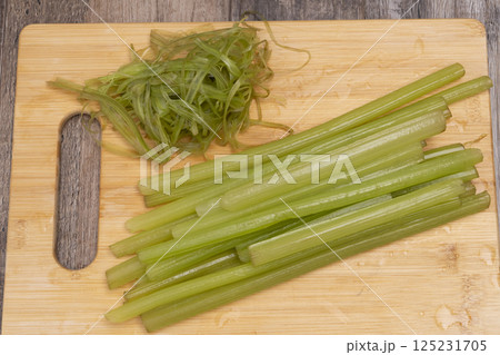 ふきの下処理から土鍋でご飯を炊く工程 ふきの下処理から土鍋でご飯を炊く工程 125231705