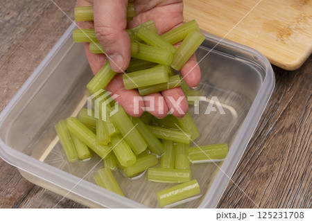 ふきの下処理から土鍋でご飯を炊く工程 ふきの下処理から土鍋でご飯を炊く工程 125231708