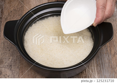 ふきの下処理から土鍋でご飯を炊く工程 125231710