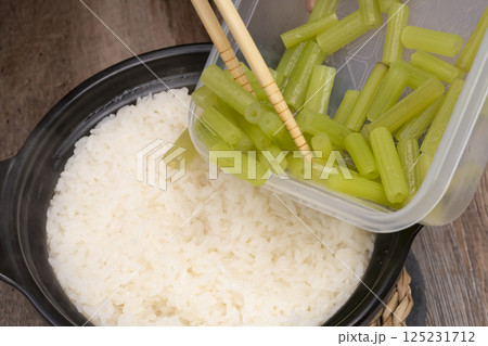 ふきの下処理から土鍋でご飯を炊く工程 ふきの下処理から土鍋でご飯を炊く工程 125231712