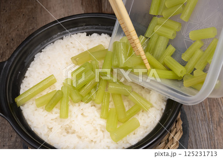 ふきの下処理から土鍋でご飯を炊く工程 ふきの下処理から土鍋でご飯を炊く工程 125231713
